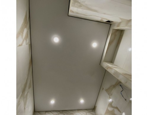 Теневой потолок в ванной