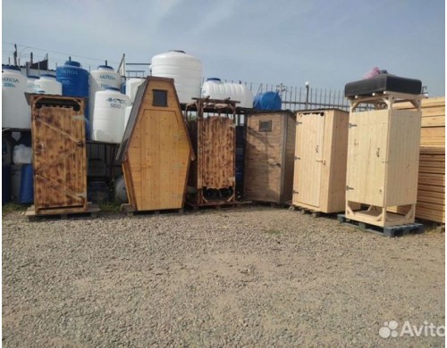 Дачный деревянный душ и туалет