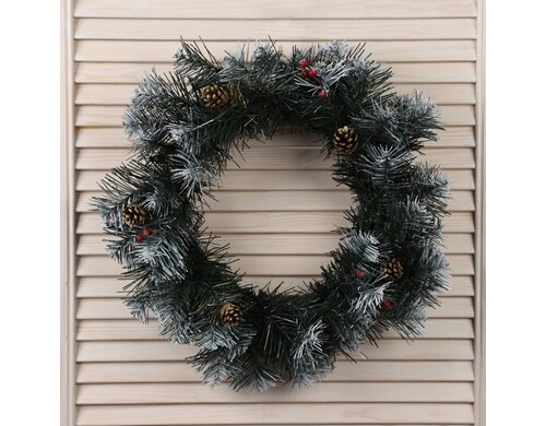 Новогодний венок Рождественский белоснежный 10822102 шишка золото и ягода 45см