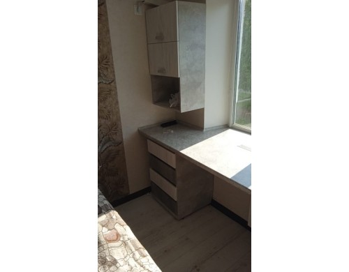 Комплект мебели в детскую комнату с интегрированным подоконником.